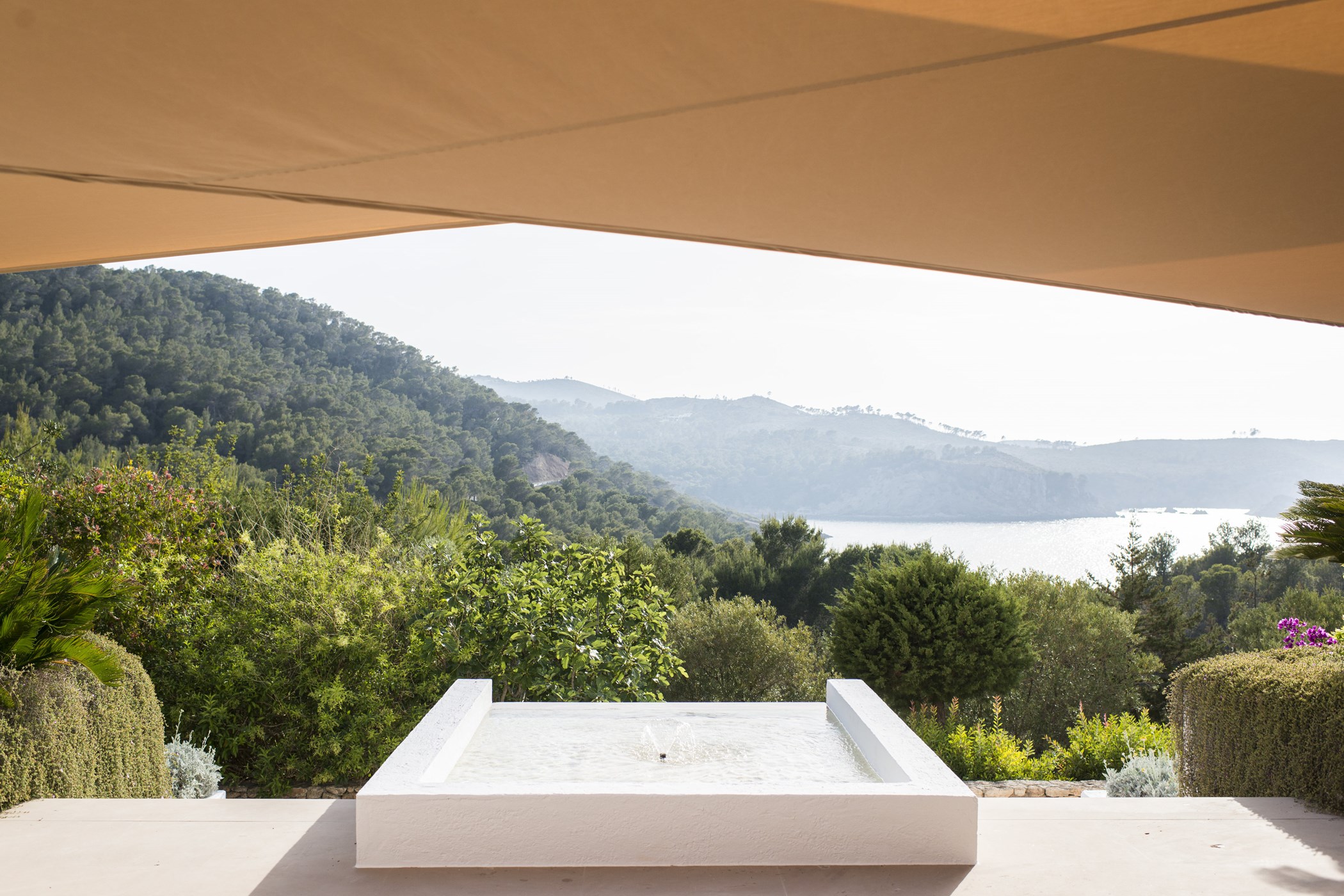 Casa-la-Vista-fountain-sun-terrace