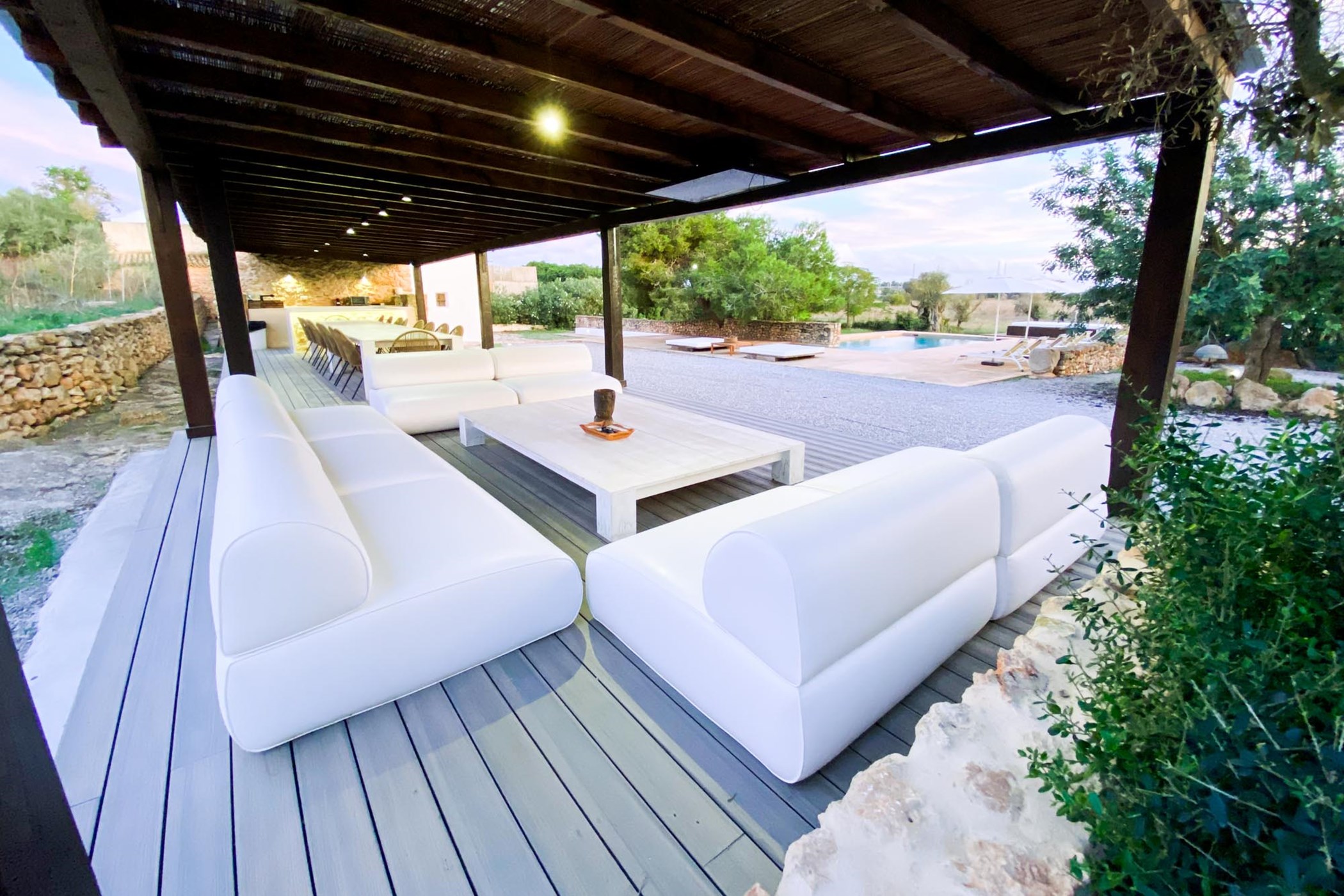 OUTDOOR-LVROOM-IMG_4506