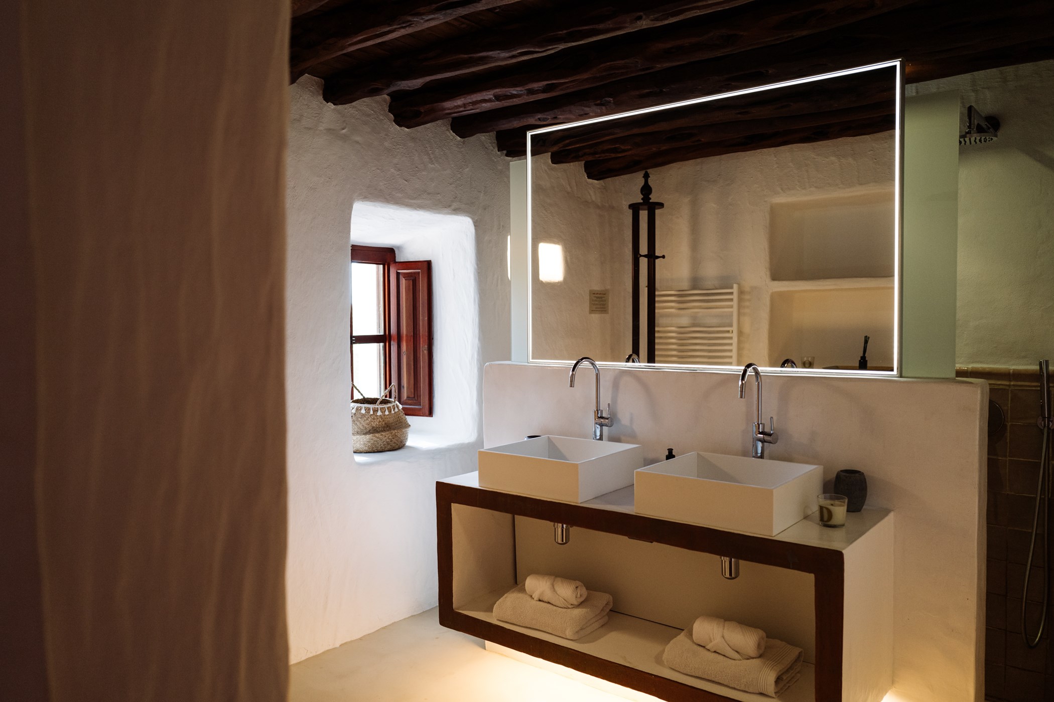 Oregano-and-Aceituna-Shared-Bathroom-Villa-2