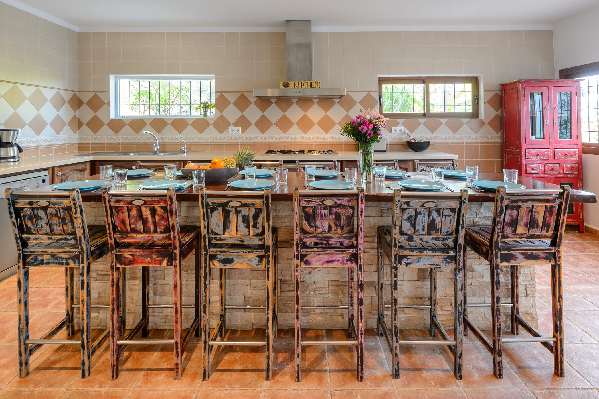 Spacious-kitchen-with-bar_desk