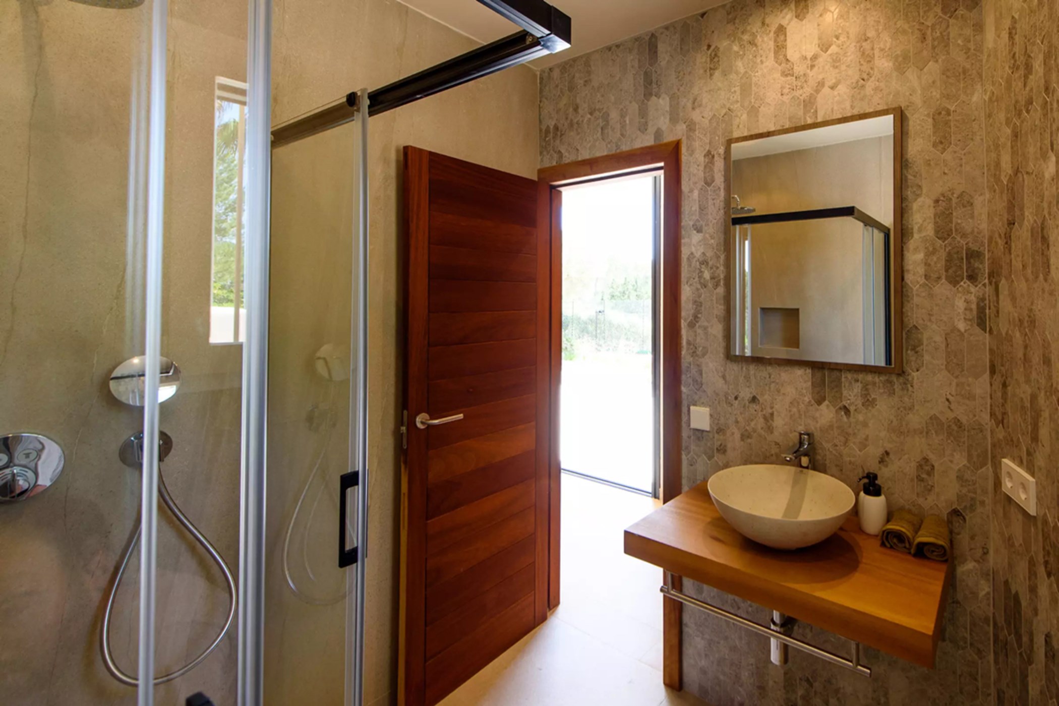 2022-06-15-d360914f6f6b81c17d03e6f57ba85ae8