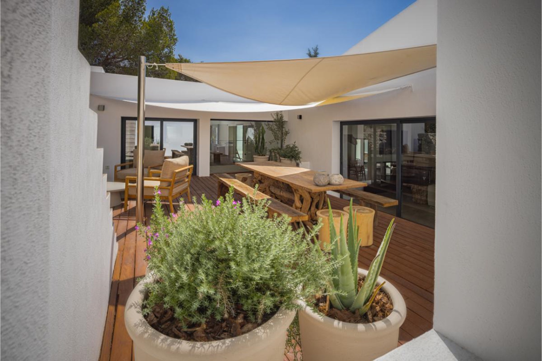 20250806155657000000_Courtyardwide1