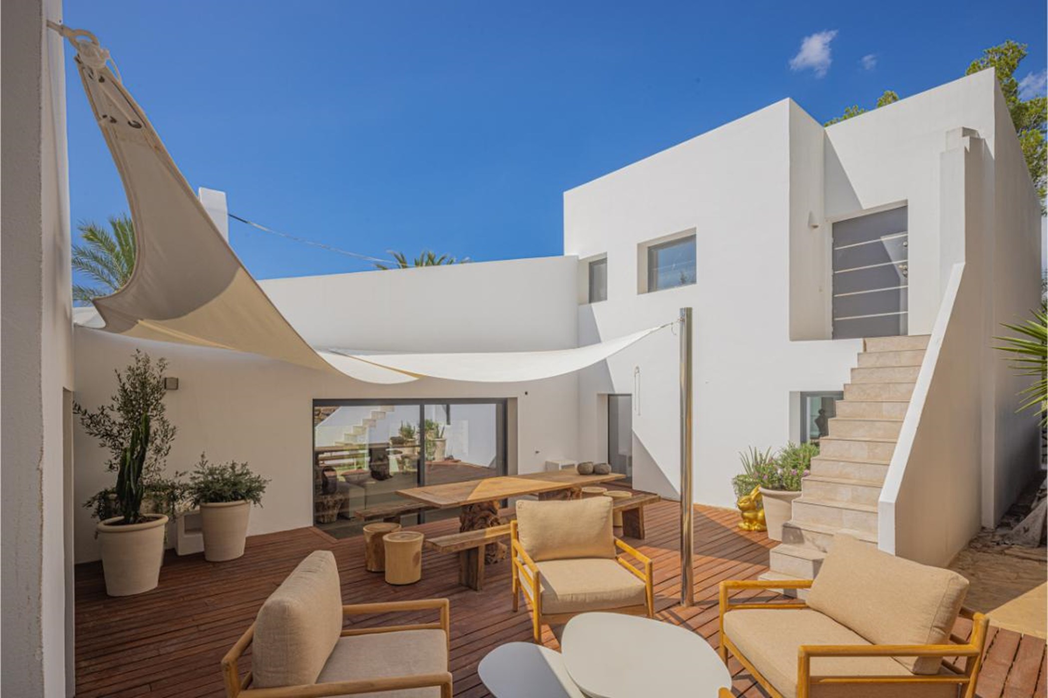 20250806155657000000_Courtyardwide4