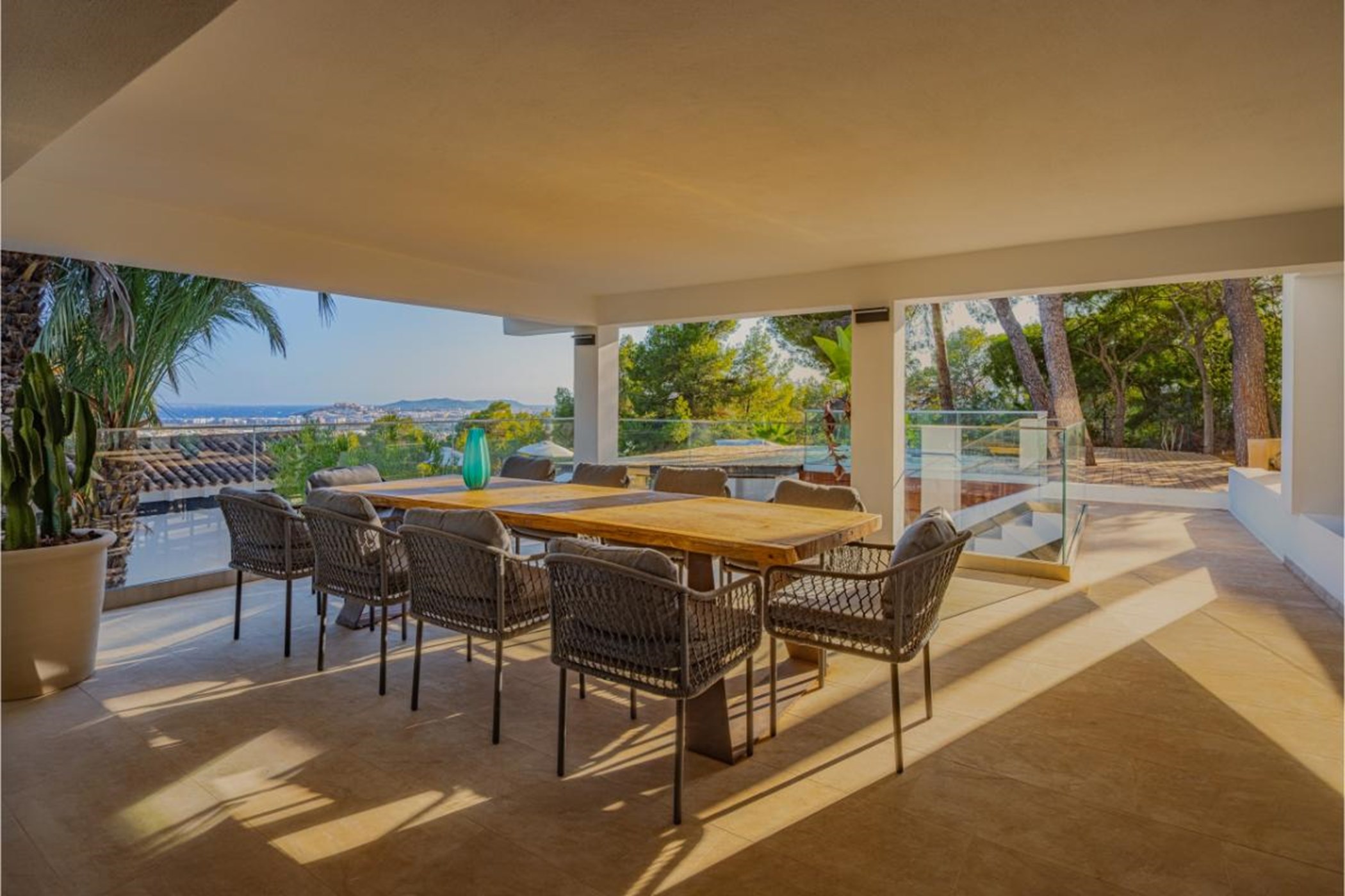 20250806155657000000_DiningOutsideWide