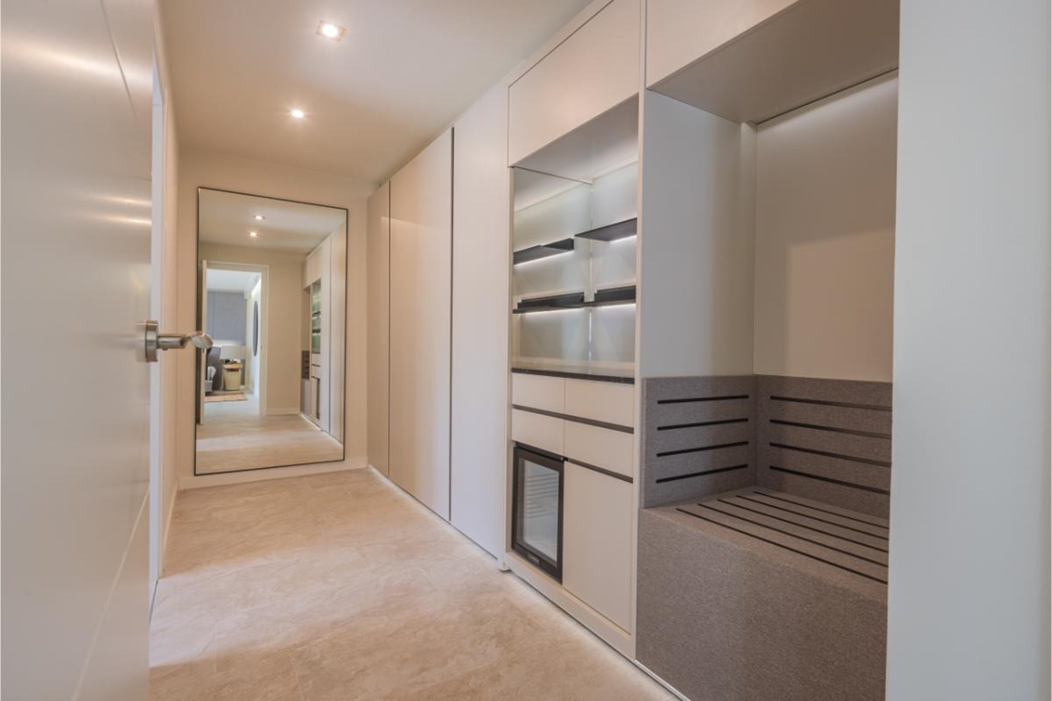 20250806155818000000_Gustrooms1