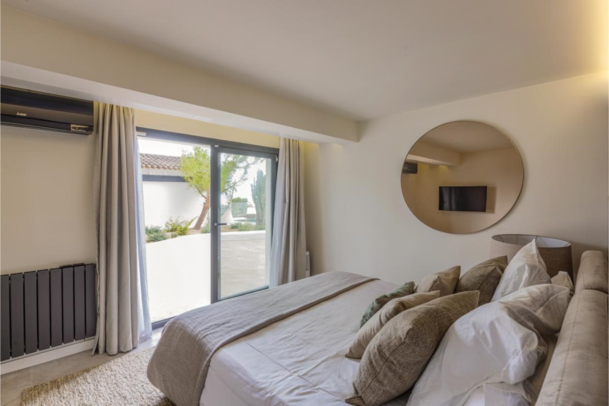 20250806155818000000_Gustrooms5