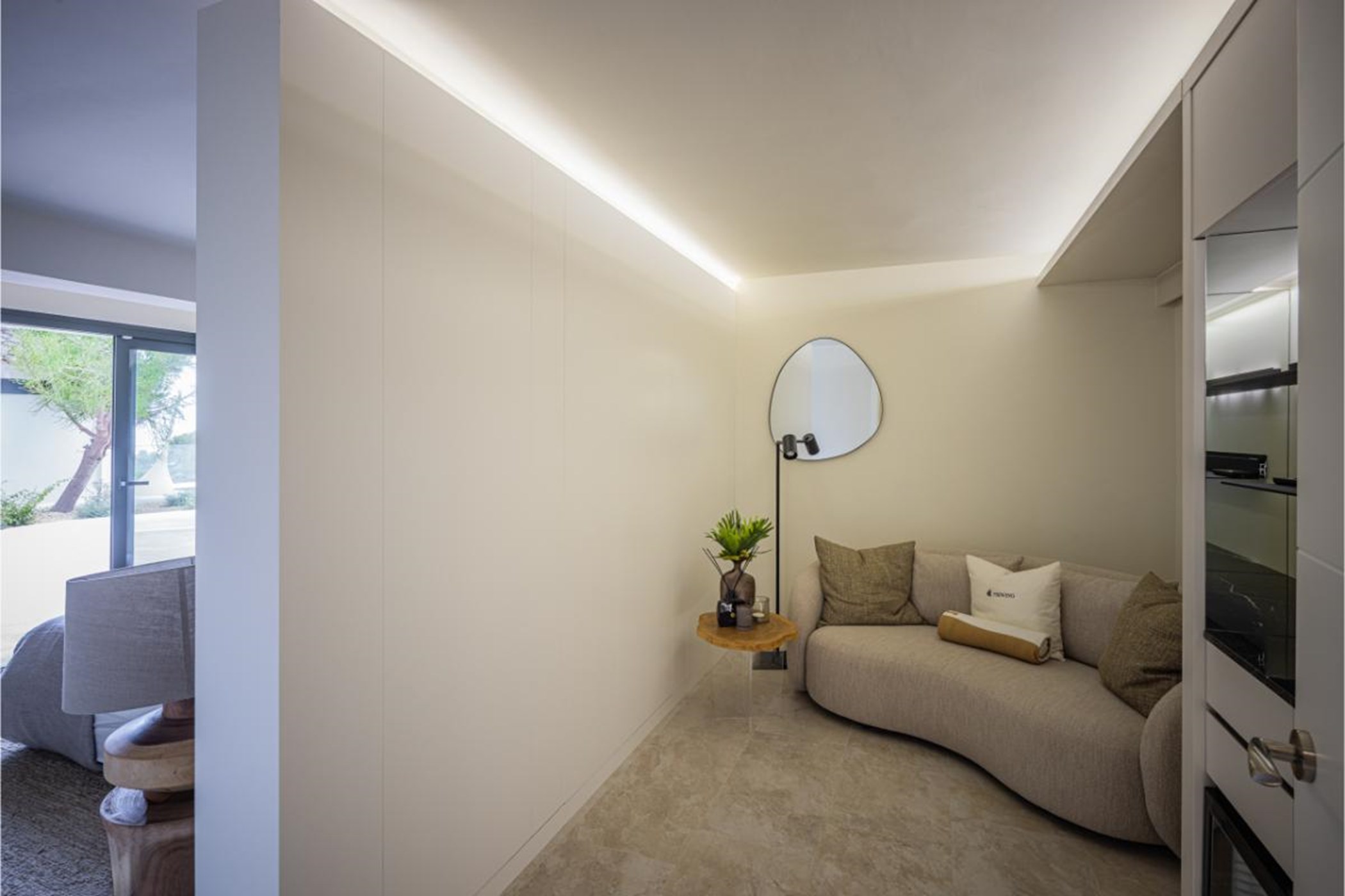 20250806155818000000_Gustrooms6