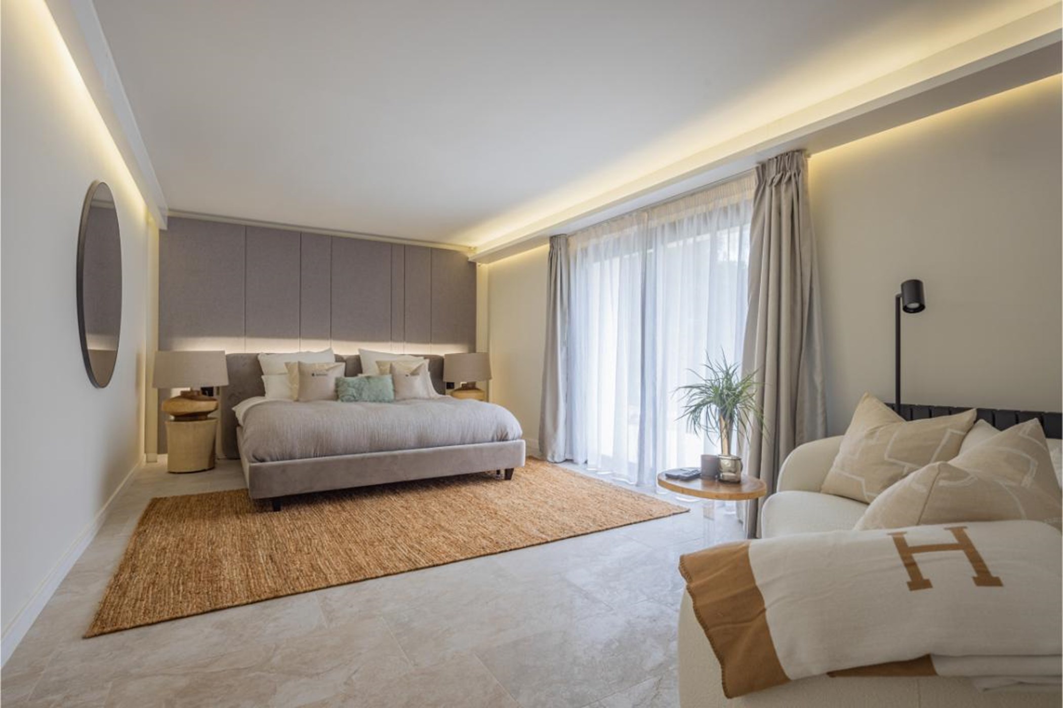 20250806155819000000_Gustrooms2