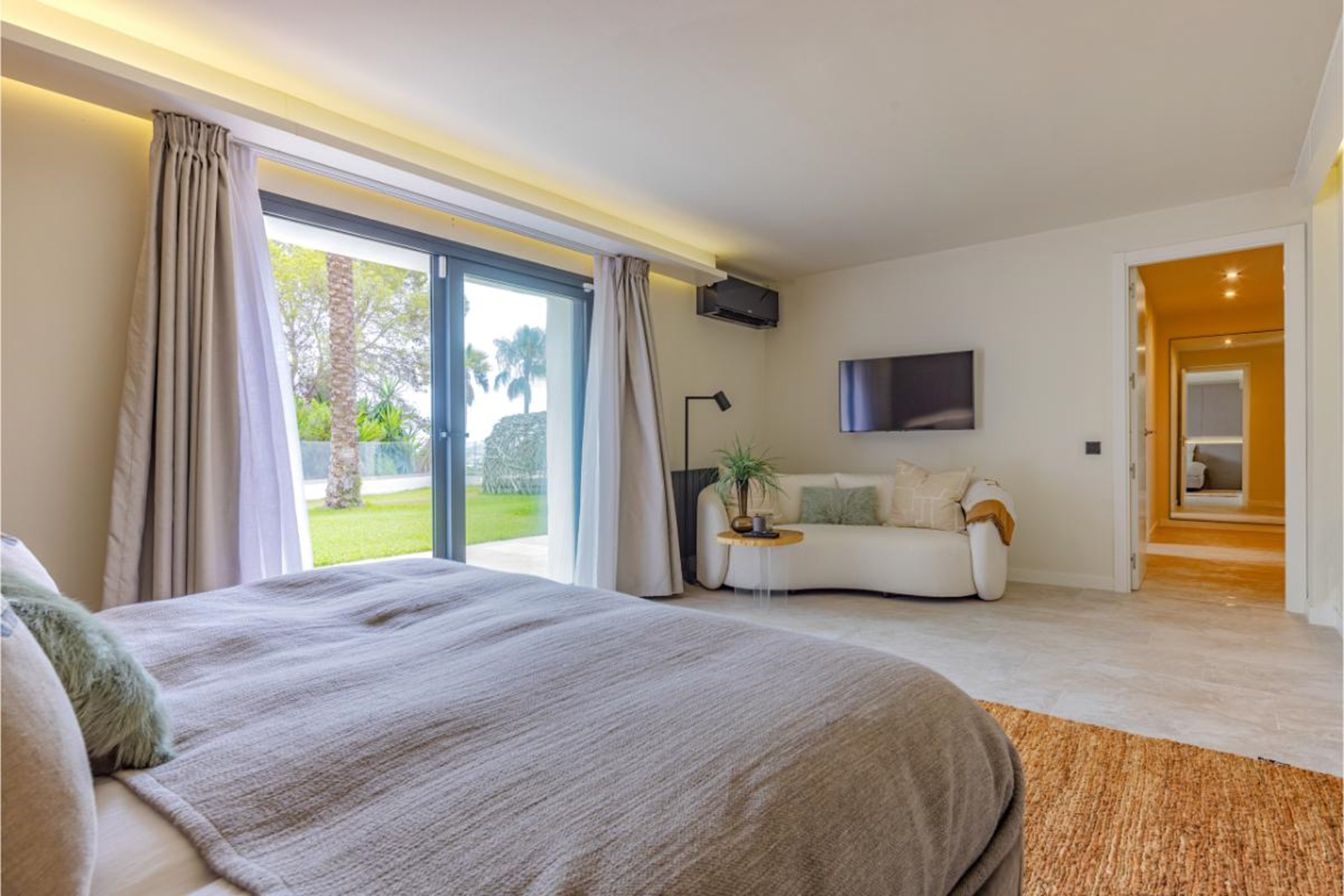 20250806155819000000_Gustrooms3