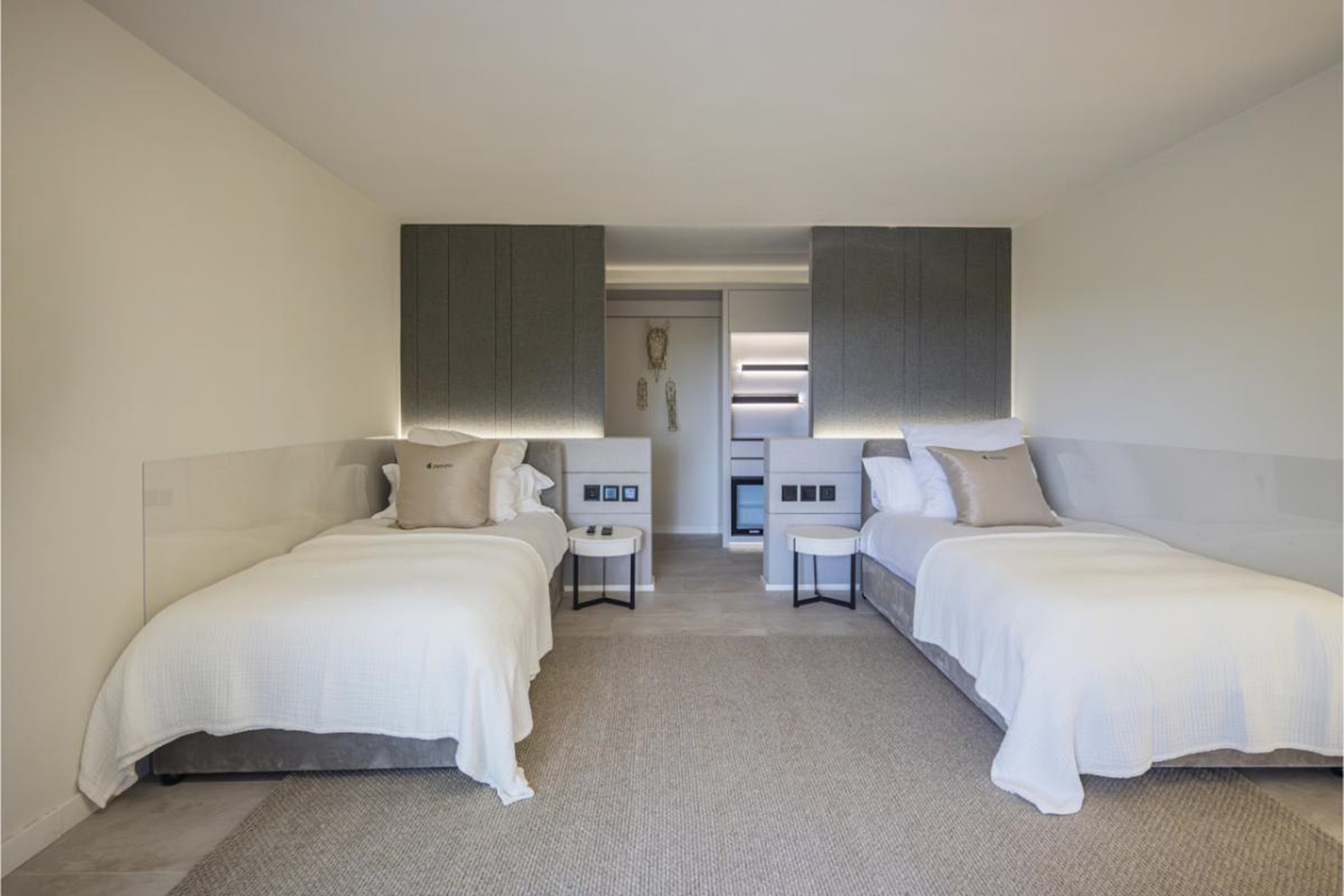 20250806155819000000_Gustrooms8