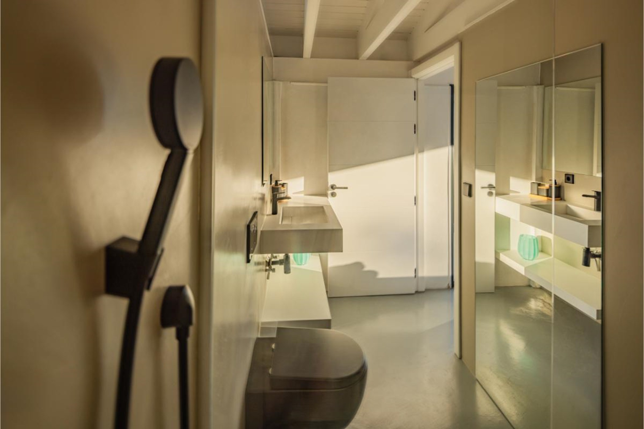 20250806155935000000_BungalowBathSunset1