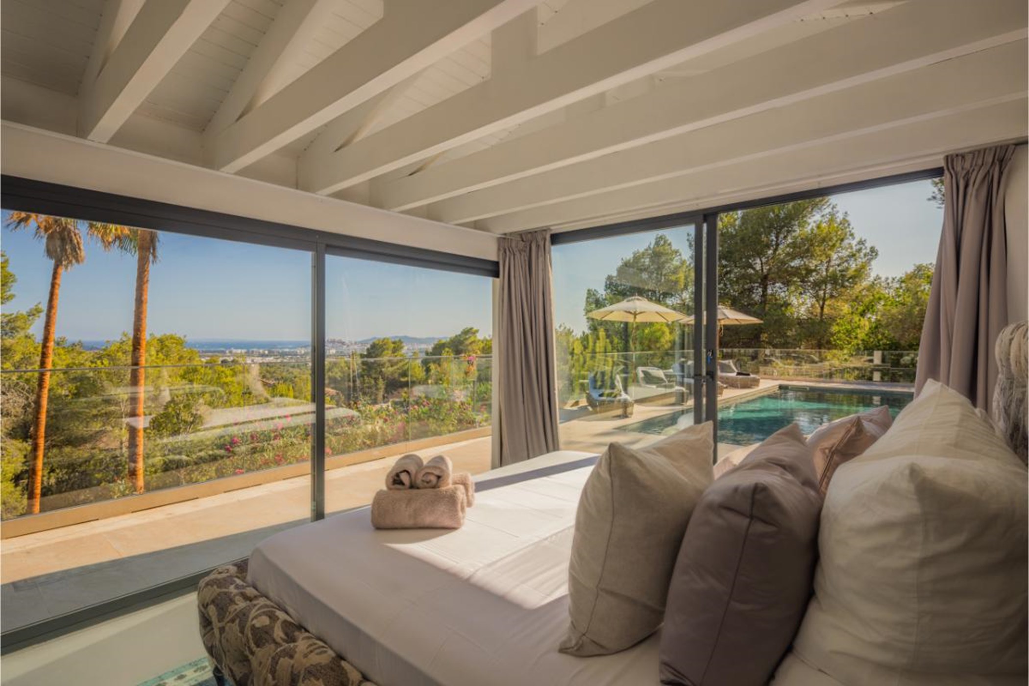 20250806155935000000_BungalowDaytime1