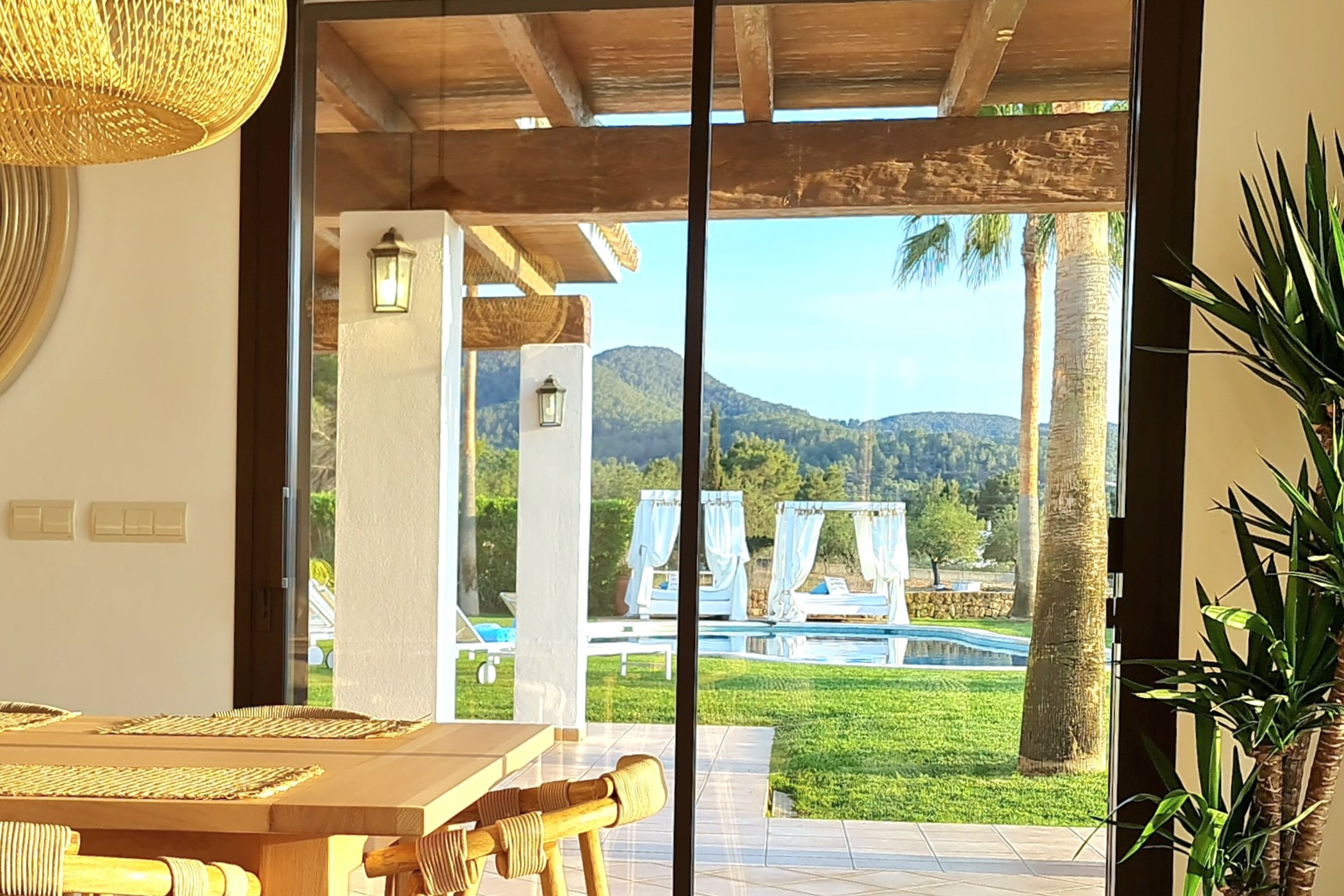 comedor_vistas_piscina_ibiza_VILLA-CAS-HESPERO