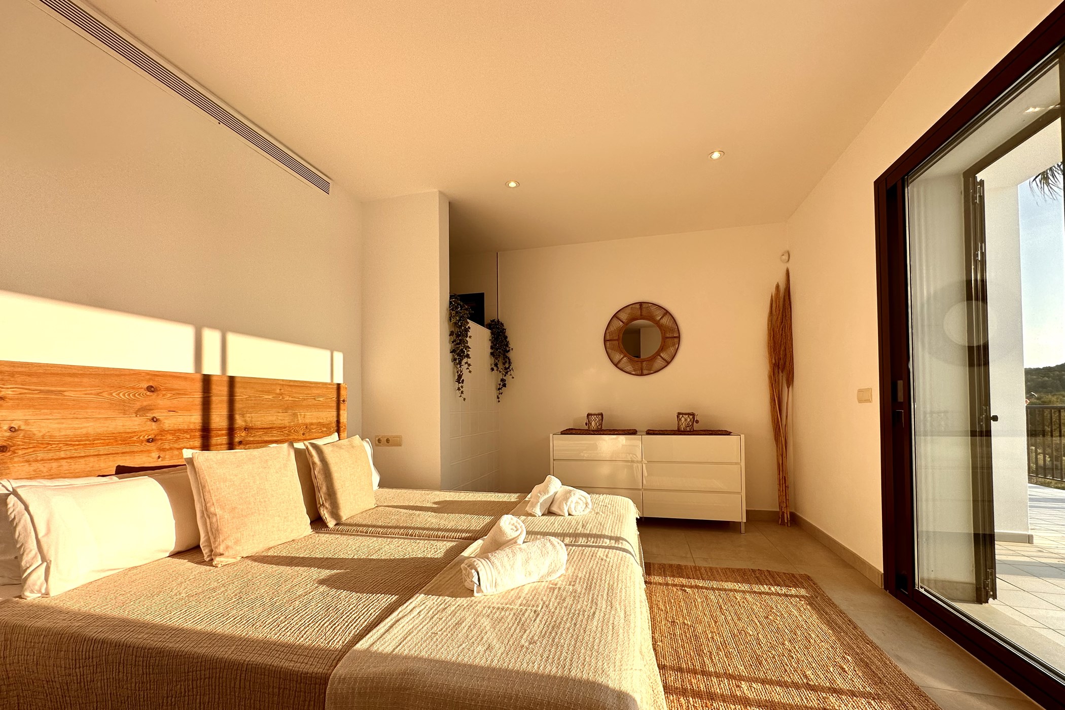 dormitorio_hidromasaje_terraza_privada_ibiza_VILLA-CAS-HESPERO