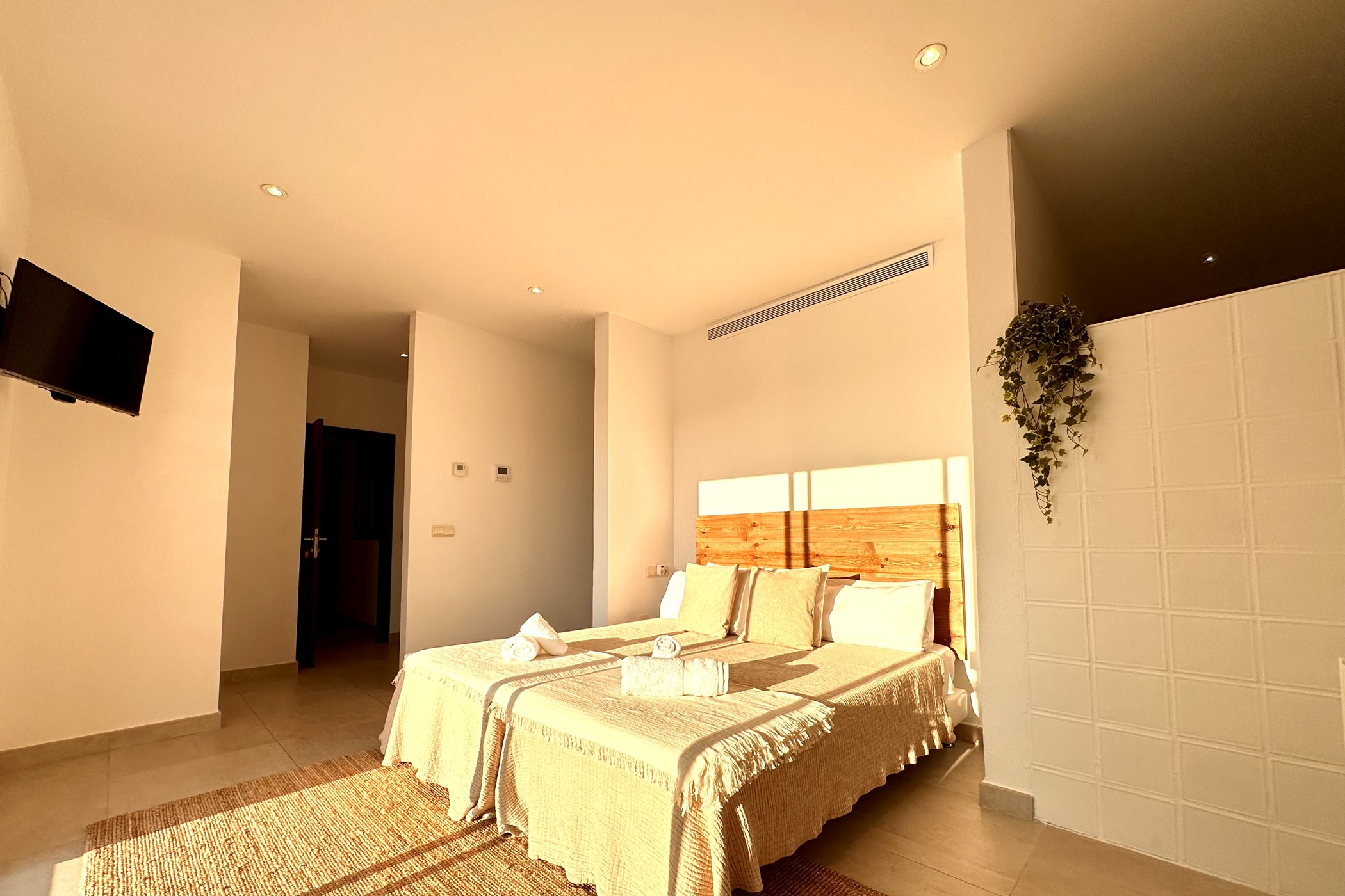 dormitorio_hidromasaje_tv_ibiza_VILLA-CAS-HESPERO