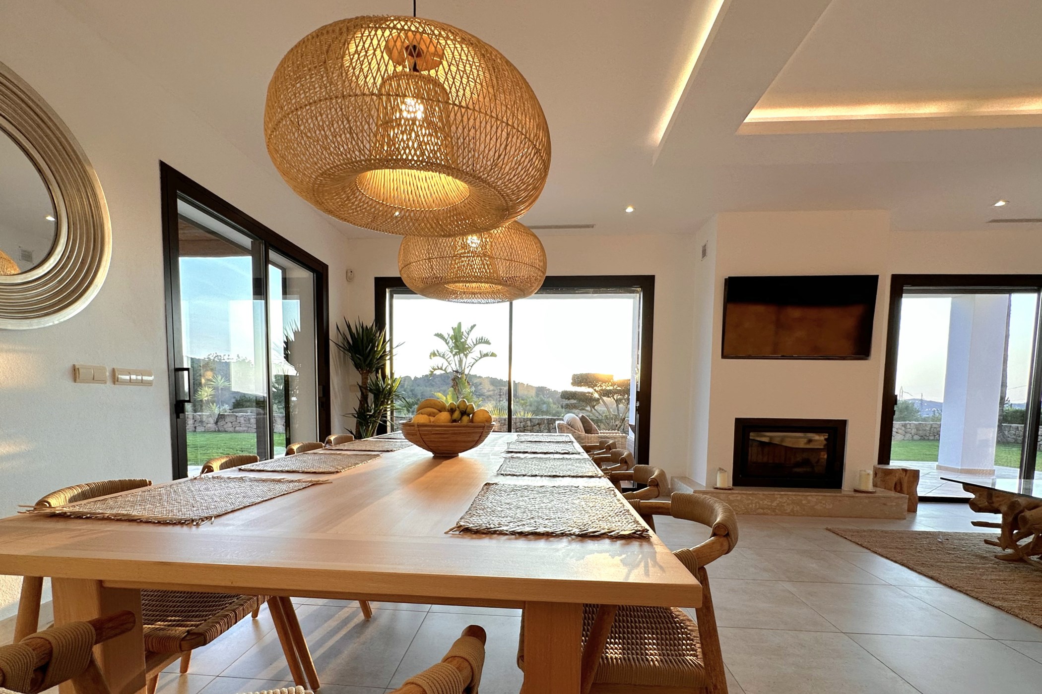 mesa_comedor_lamparas_ibiza_VILLA-CAS-HESPERO