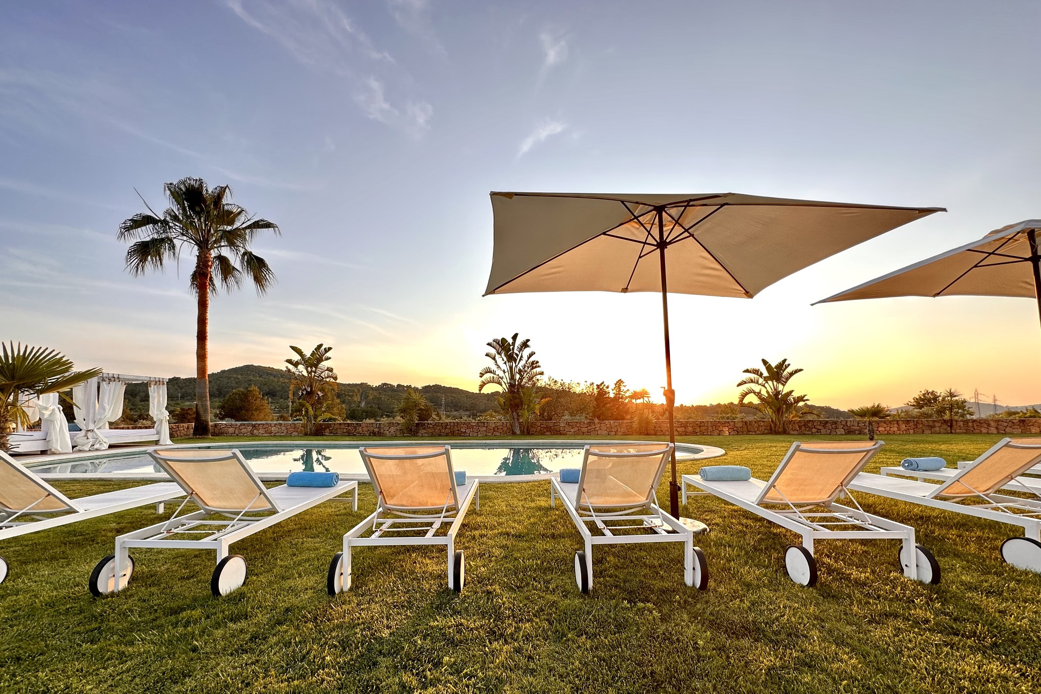 susnet_hamacas_piscina_ibiza_VILLA-CAS-HESPERO